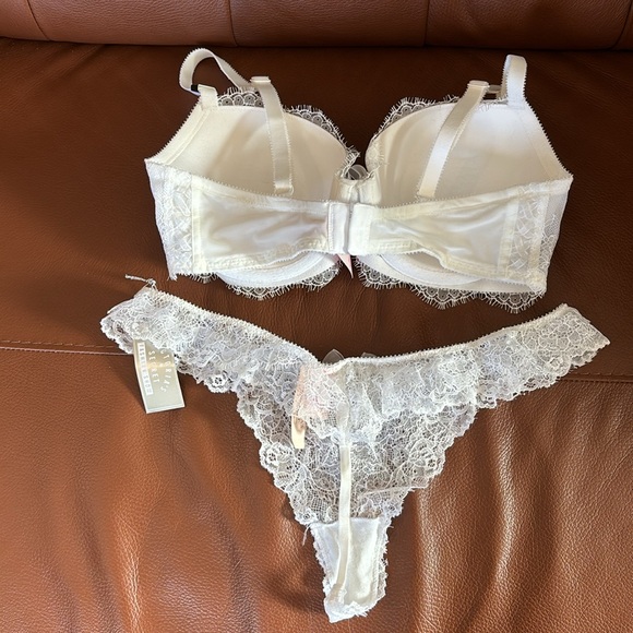 Victoria’s Secret Fashion Show Ltd Edition rhinestone white lace bra & panty set - Picture 7 of 7